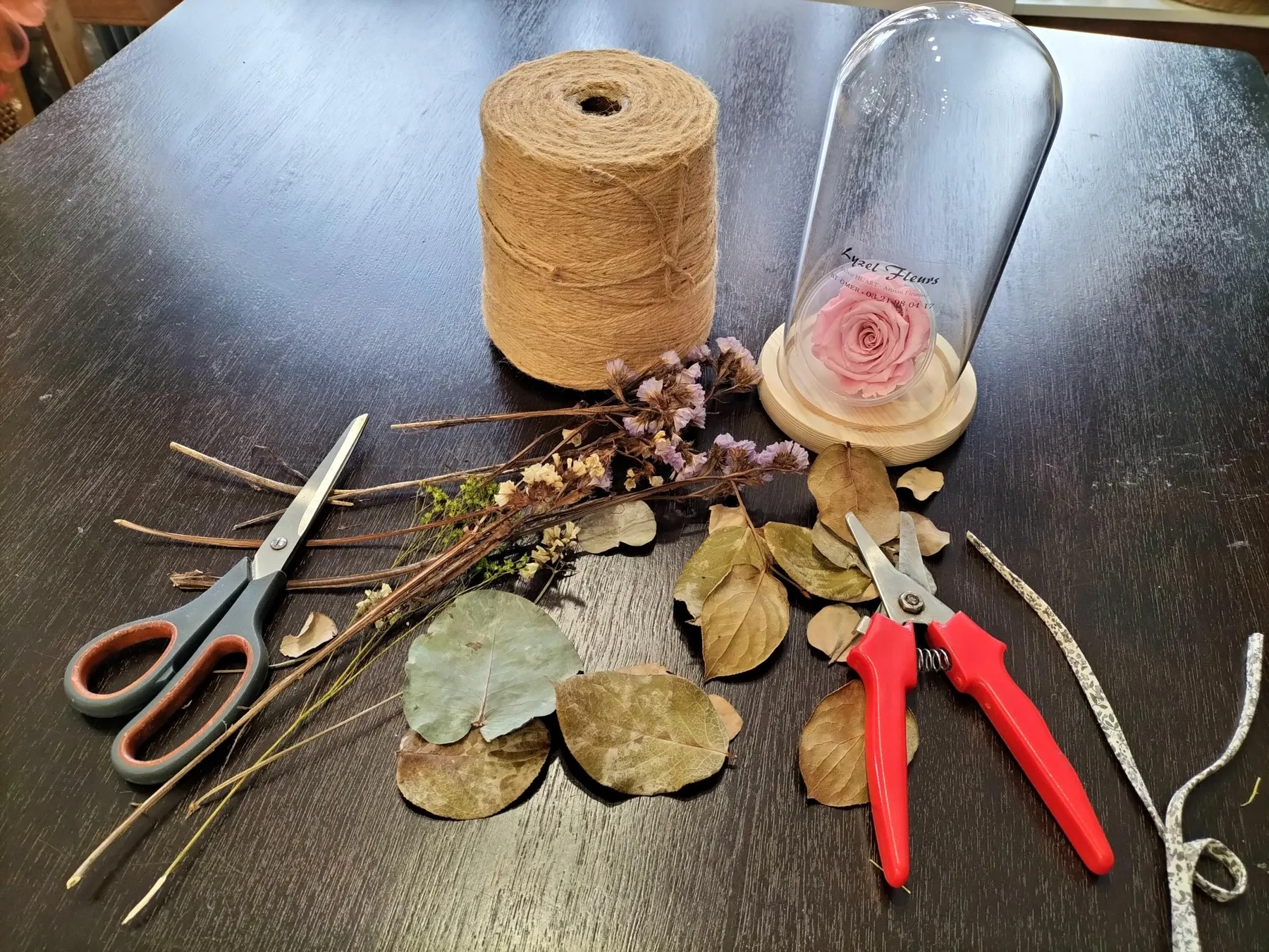 Réalisez votre cloche de fleurs séchées avec Sylvie - Image n°3 - Wecandoo