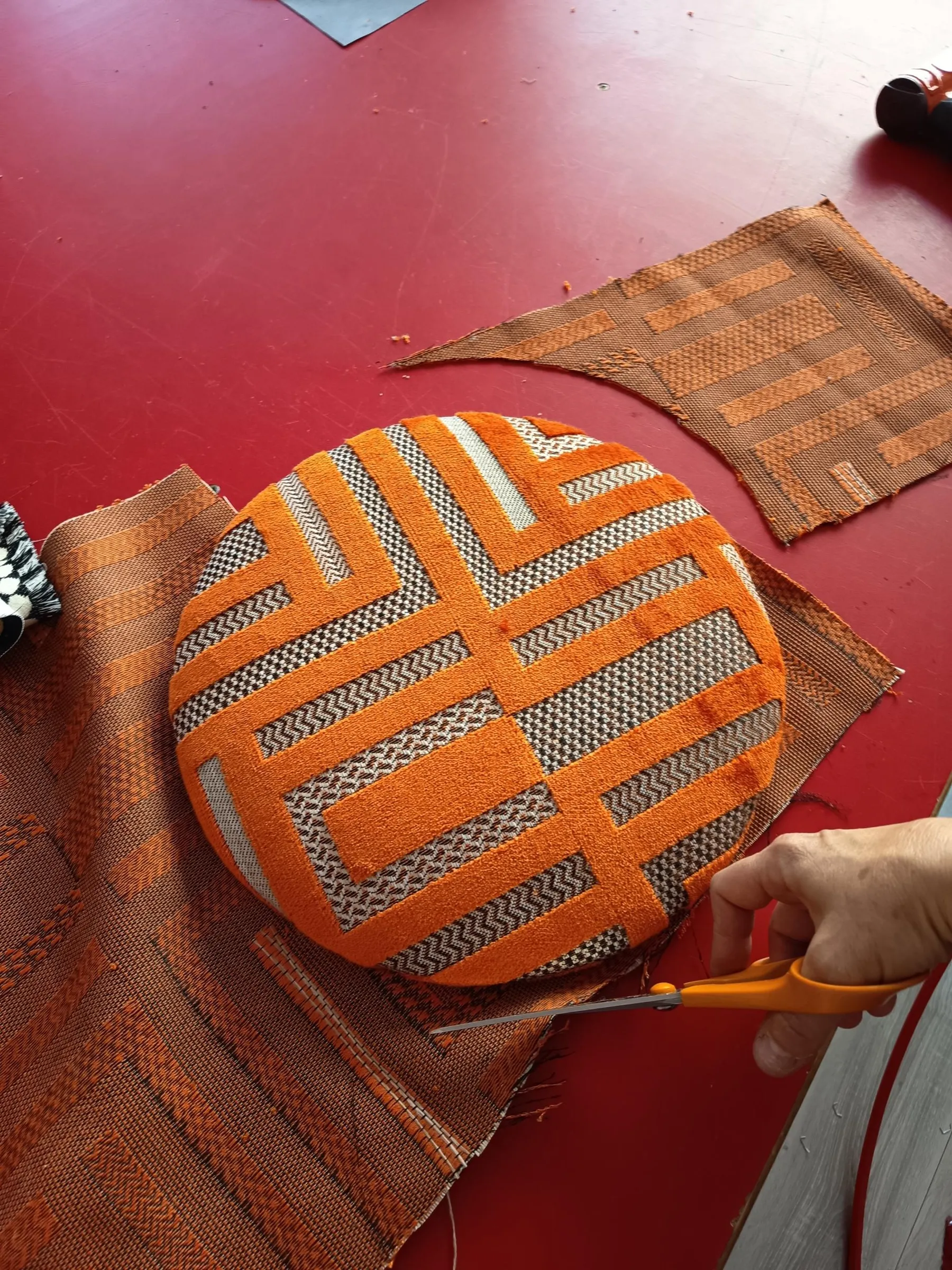 Tapissez votre tabouret avec Chrystèle - Afbeelding nr. 2 - Wecandoo