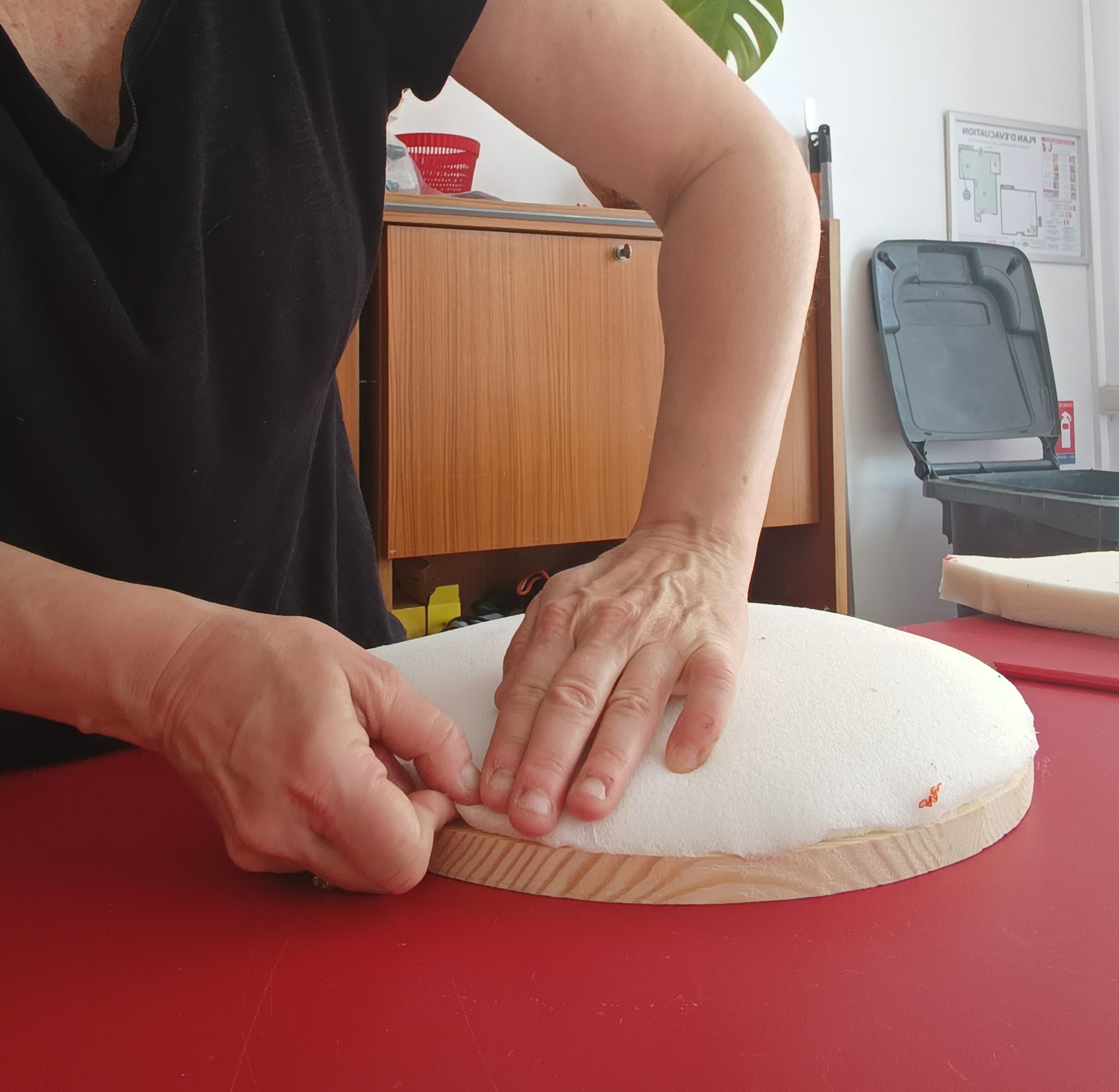 Tapissez votre tabouret avec Chrystèle - Image n°6 - Wecandoo