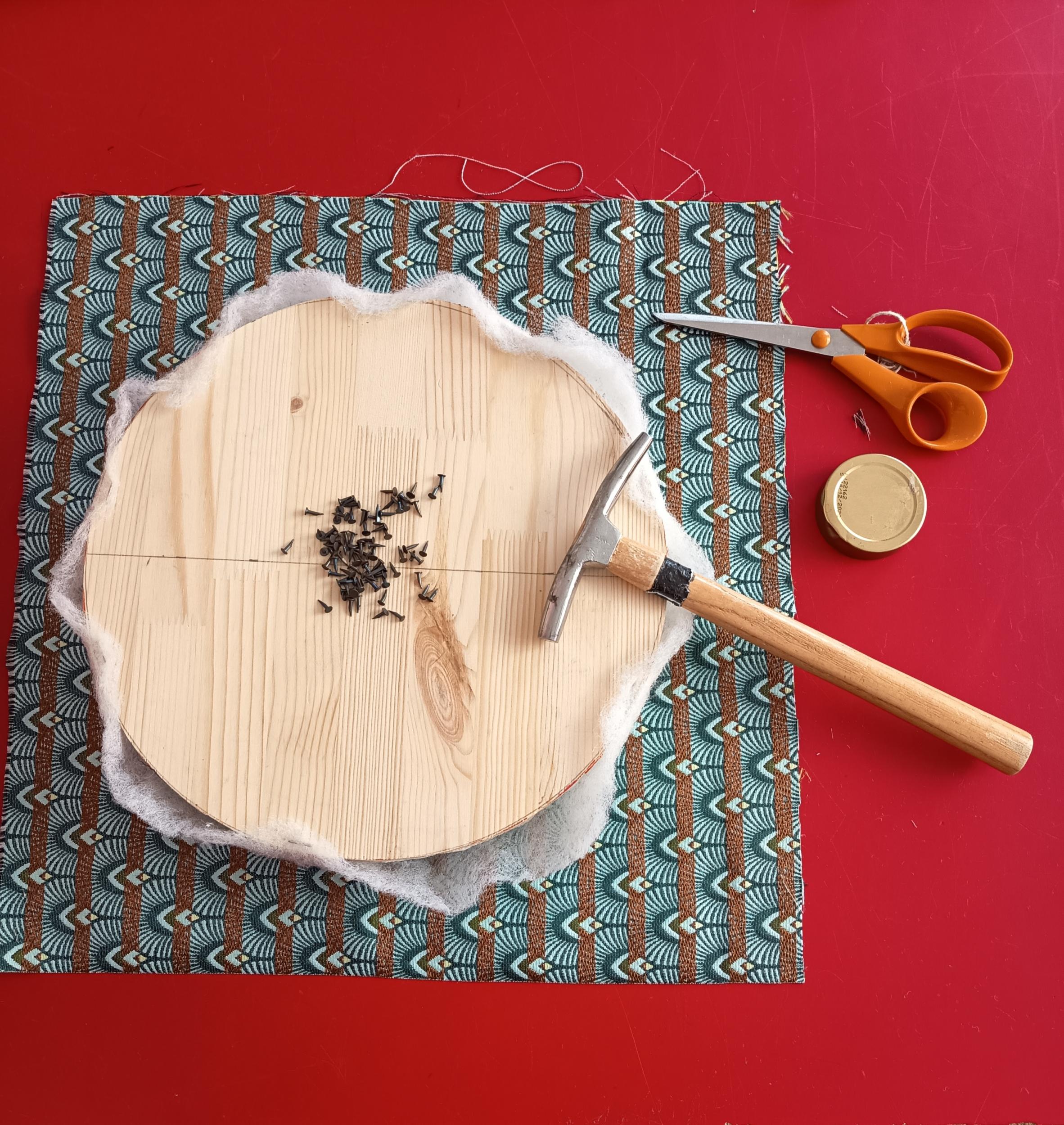 Tapissez votre tabouret avec Chrystèle - Image n°9 - Wecandoo