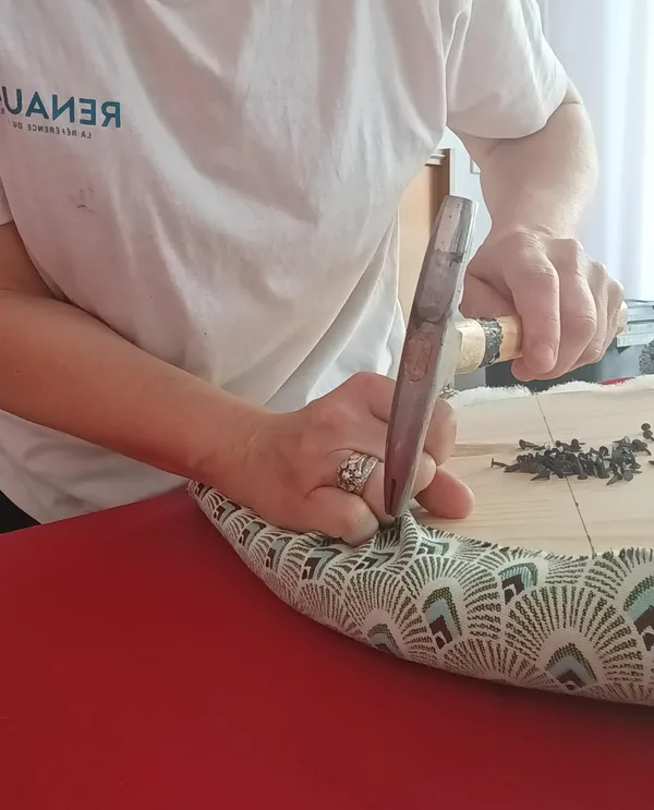 Tapissez votre tabouret avec Chrystèle - Image n°4 - Wecandoo