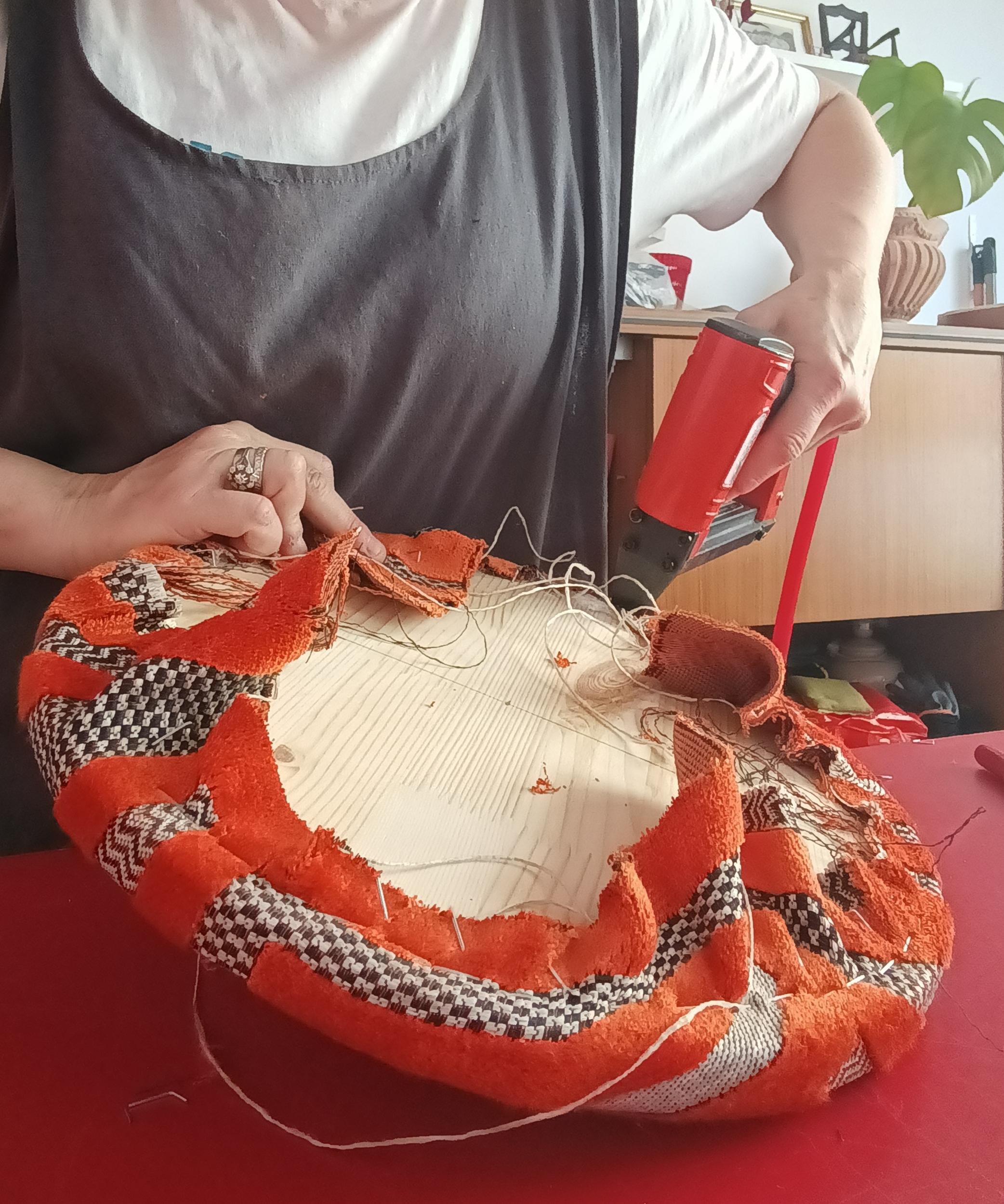 Tapissez votre tabouret avec Chrystèle - Image n°10 - Wecandoo