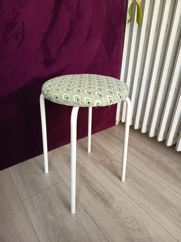 Tapissez votre tabouret en métal à Paris