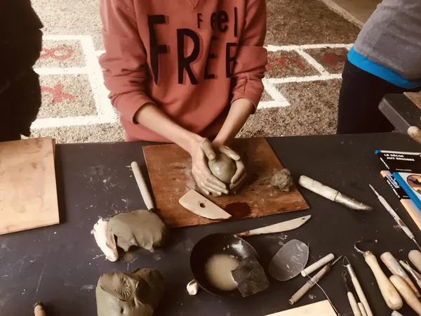 Décorez votre carreau de céramique en sgraffito avec Corinne - Image n°2 - Wecandoo