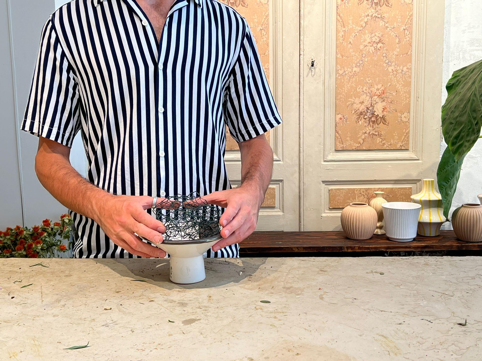 Créez votre composition florale piquée et sans mousse avec Romain et son équipe - Image n°6 - Wecandoo