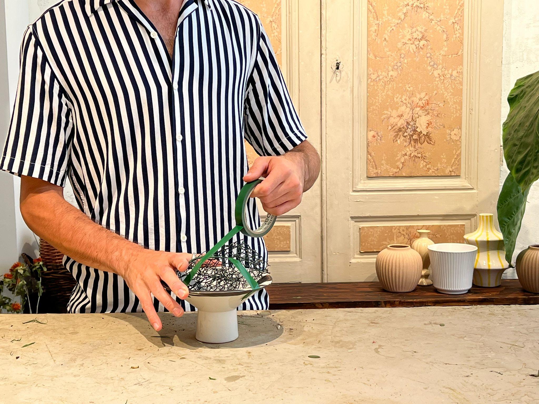 Créez votre composition florale piquée et sans mousse avec Romain et son équipe - Image n°3 - Wecandoo