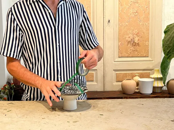 Créez votre composition florale piquée et sans mousse avec Romain et son équipe - Afbeelding nr. 3 - Wecandoo