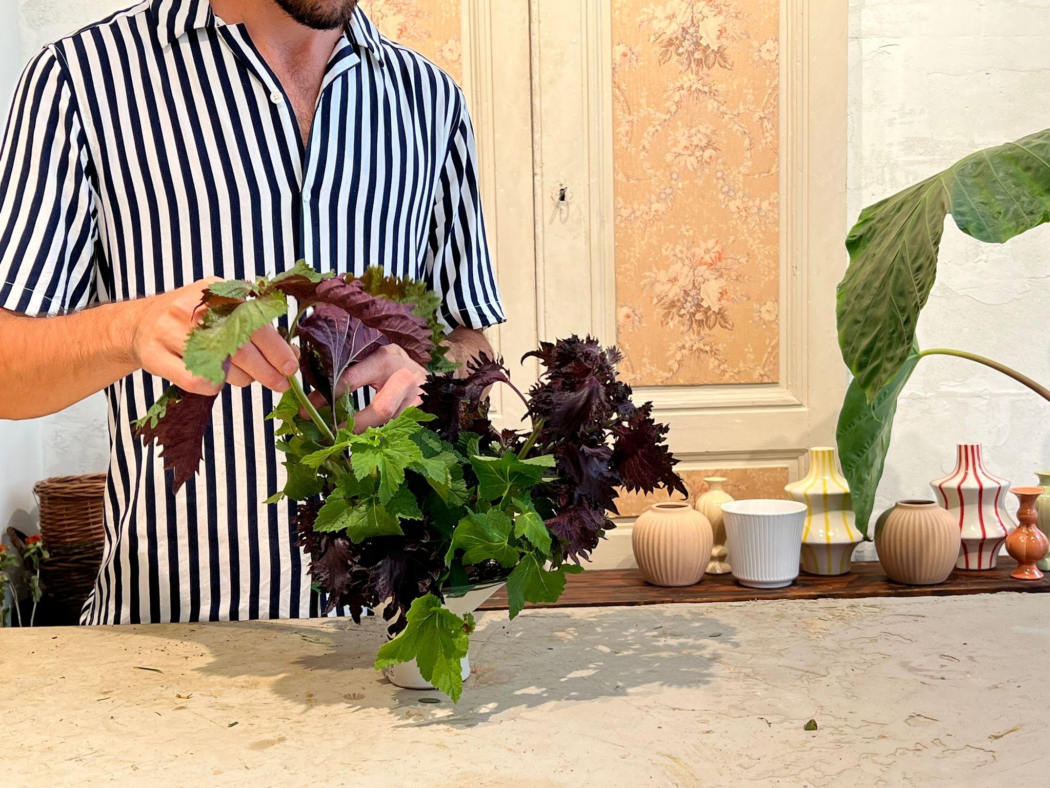 Créez votre composition florale piquée et sans mousse avec Romain et son équipe - Image n°4 - Wecandoo