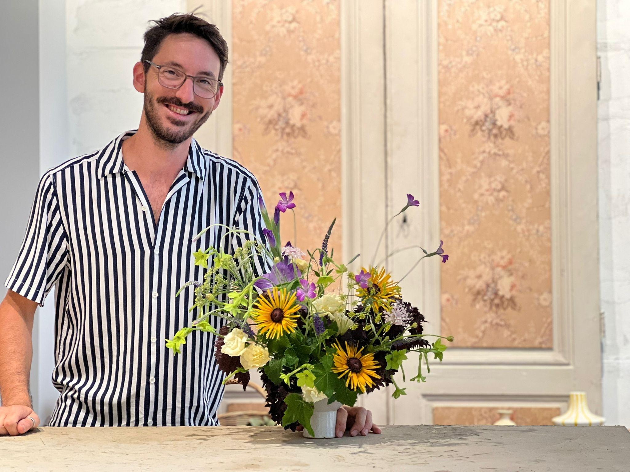Créez votre composition florale piquée et sans mousse avec Romain et son équipe - Image n°8 - Wecandoo