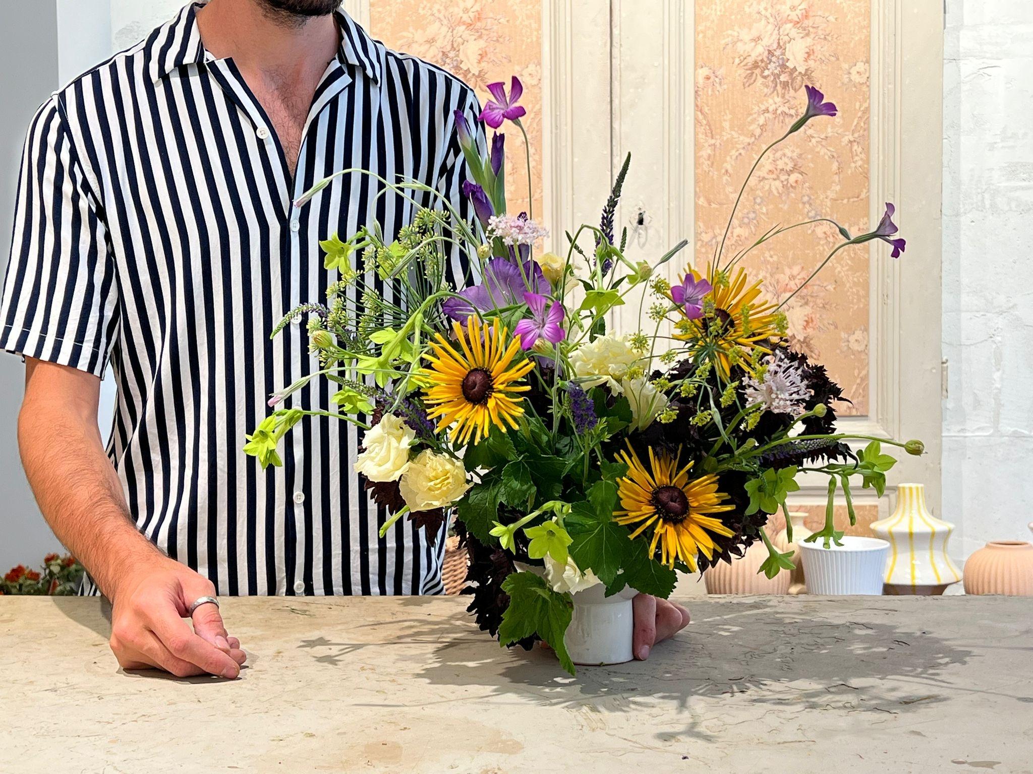 Créez votre composition florale piquée et sans mousse avec Romain et son équipe - Image n°1 - Wecandoo