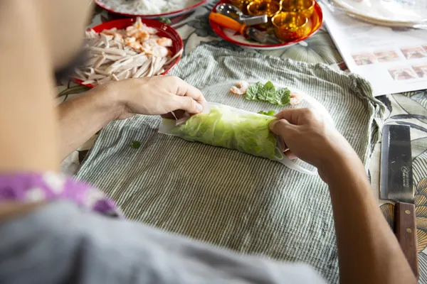 Réalisez vos rouleaux de printemps avec Caroline - Image n°4 - Wecandoo