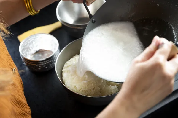 Réalisez un dessert à base de riz gluant, coco et mangue fraîche avec Caroline - Image n°2 - Wecandoo