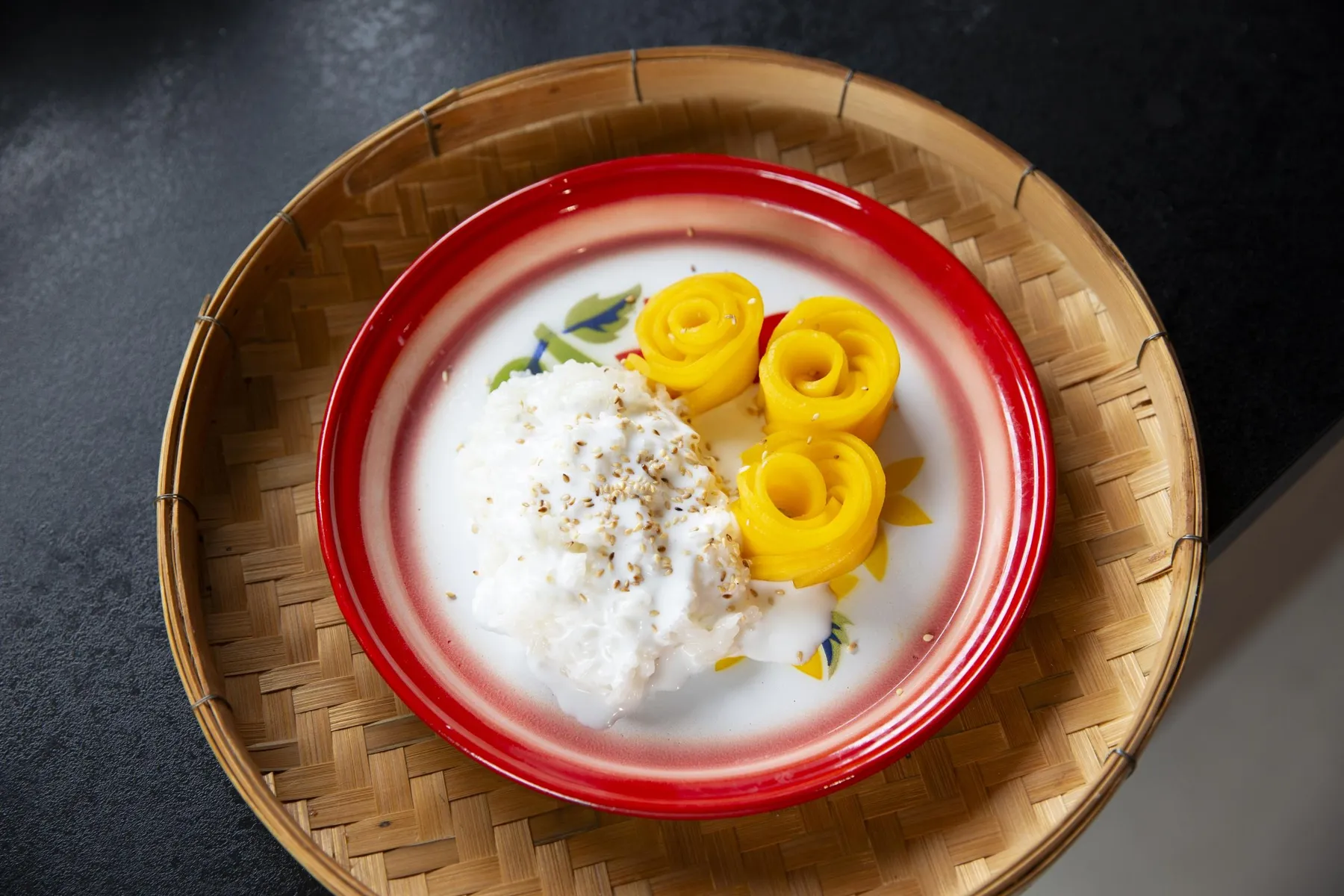 Réalisez un dessert à base de riz gluant, coco et mangue fraîche avec Caroline - Image n°1 - Wecandoo