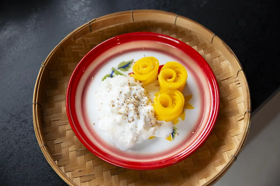 Réalisez un dessert à base de riz gluant, coco et mangue fraîche avec Caroline - Image n°1 - Wecandoo