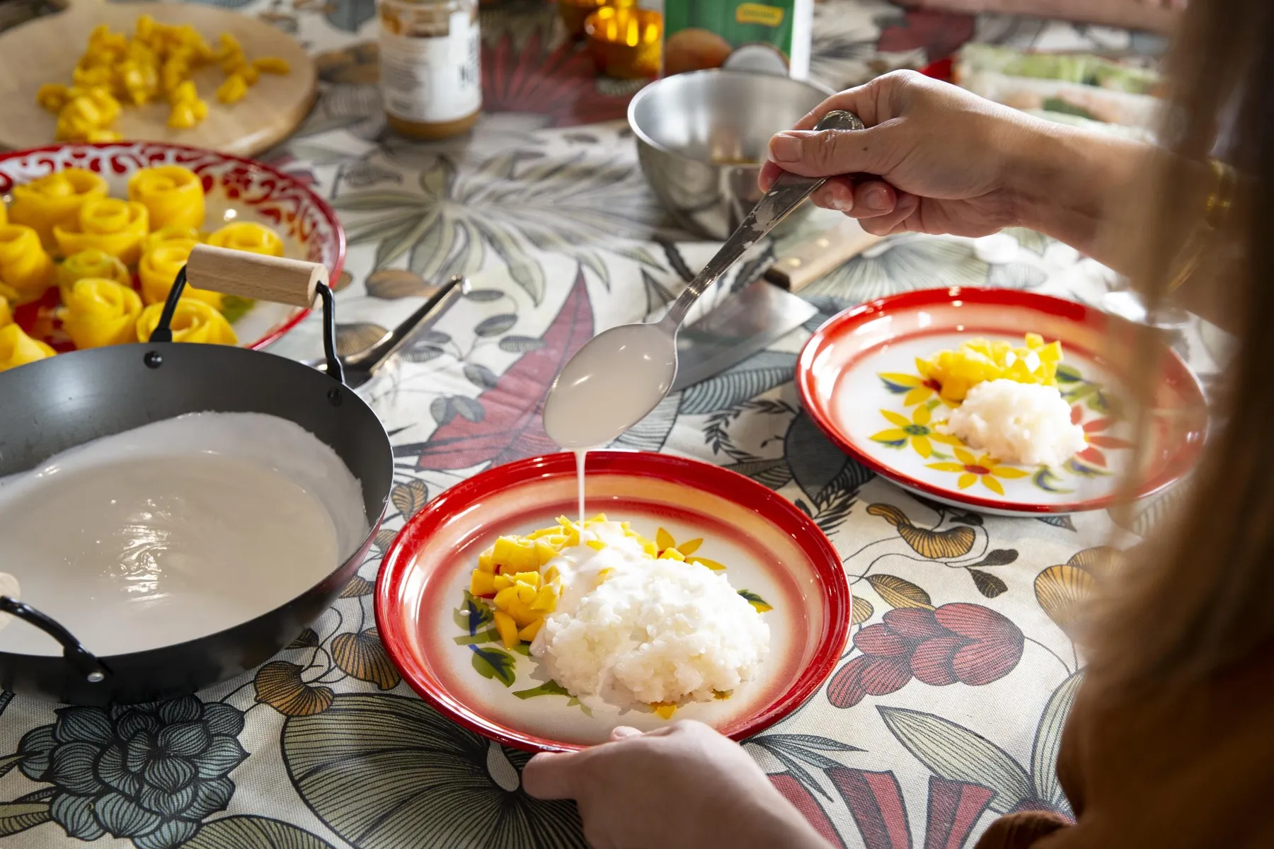 Réalisez un dessert à base de riz gluant, coco et mangue fraîche avec Caroline - Image n°3 - Wecandoo