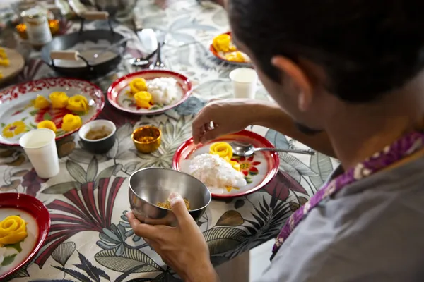 Réalisez un dessert à base de riz gluant, coco et mangue fraîche avec Caroline - Image n°4 - Wecandoo