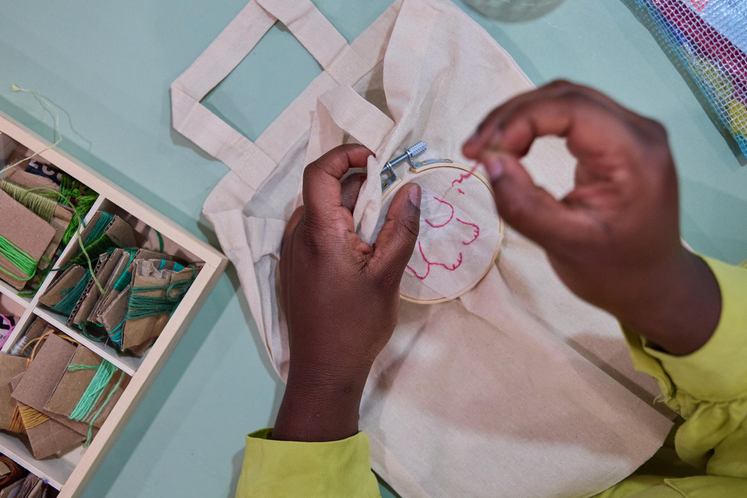 Découvrez la broderie autour d'un apéro avec Janis - Image n°2 - Wecandoo