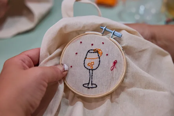 Apprenez les bases de la broderie autour d'un apéro à Paris