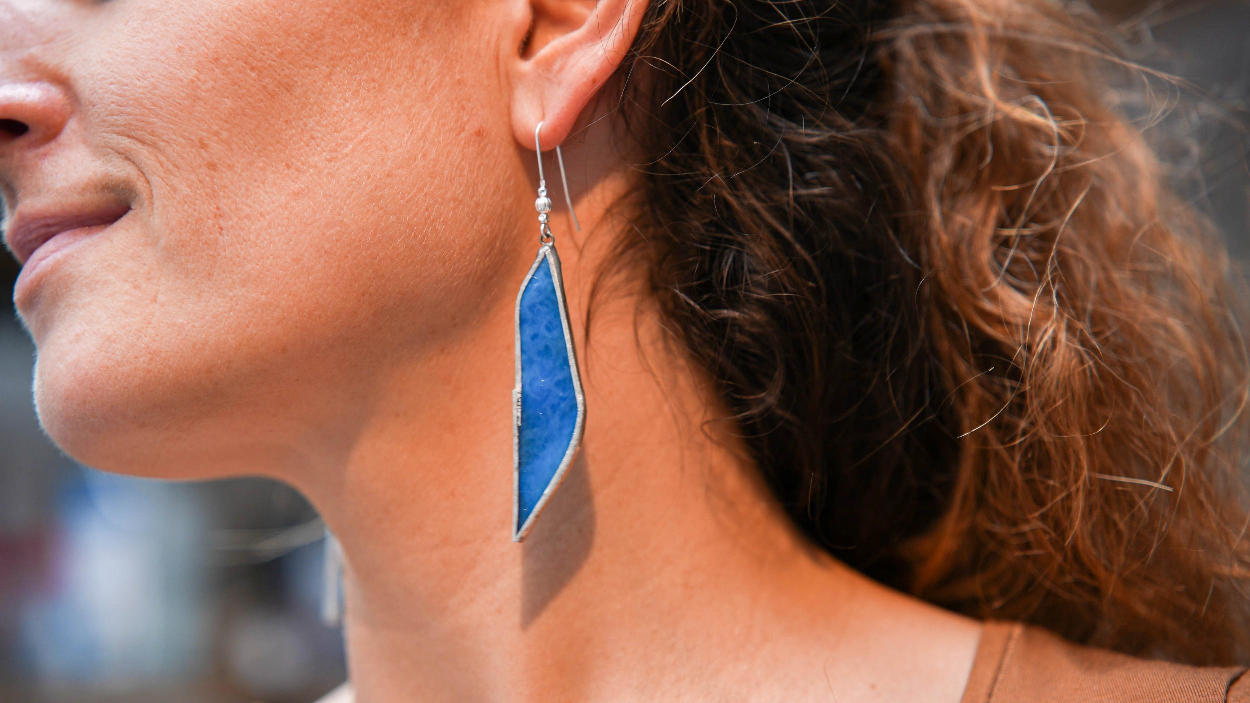 Réalisez vos boucles d'oreilles en vitrail Tiffany avec Diane, à Lille - Image n°1 - Wecandoo