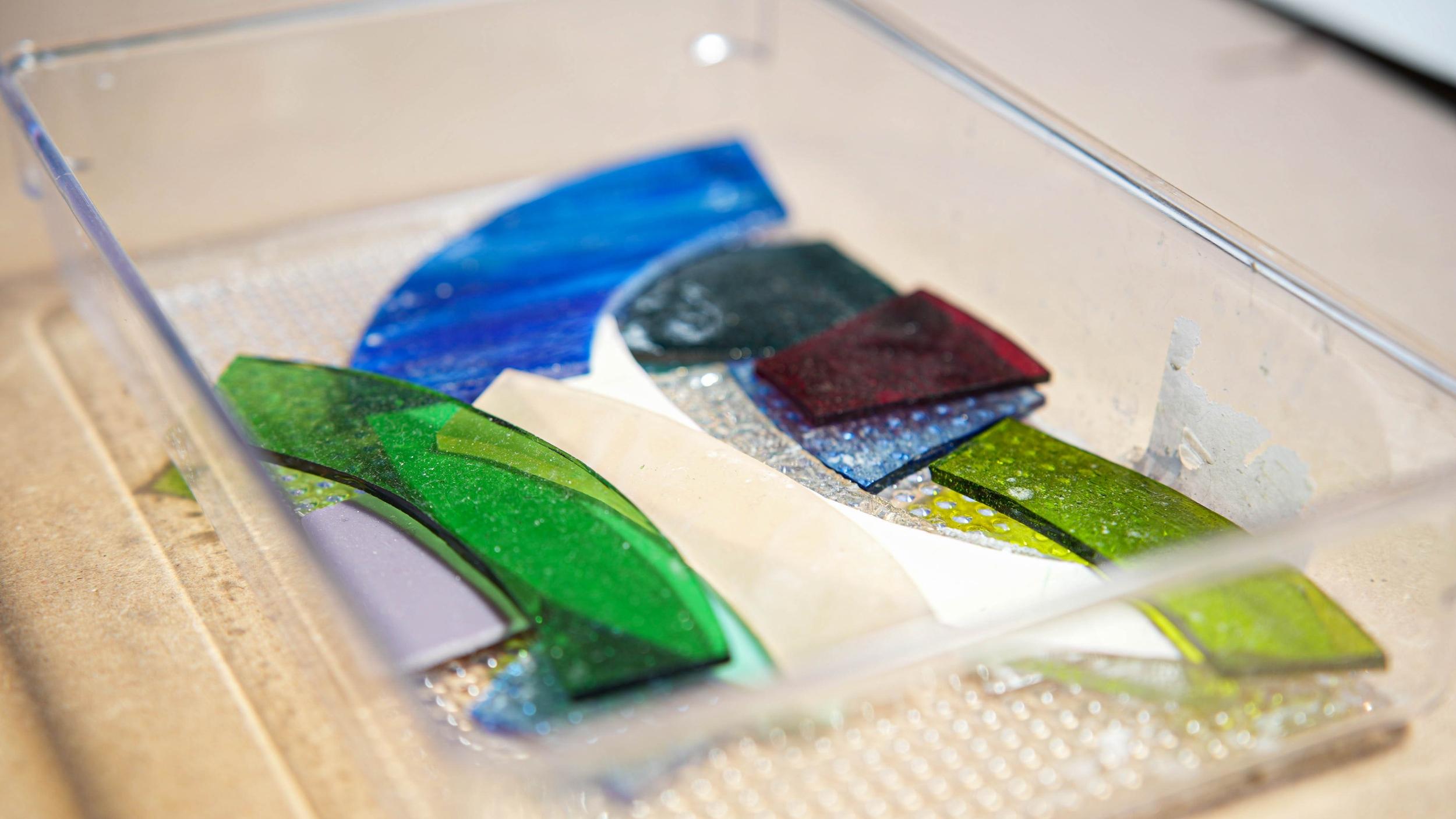 Réalisez vos boucles d'oreilles en vitrail Tiffany avec Diane, à Lille - Image n°5 - Wecandoo