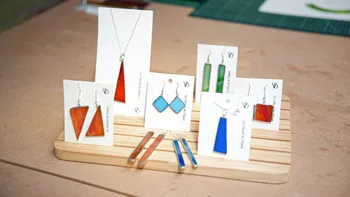 Réalisez vos boucles d'oreilles en vitrail