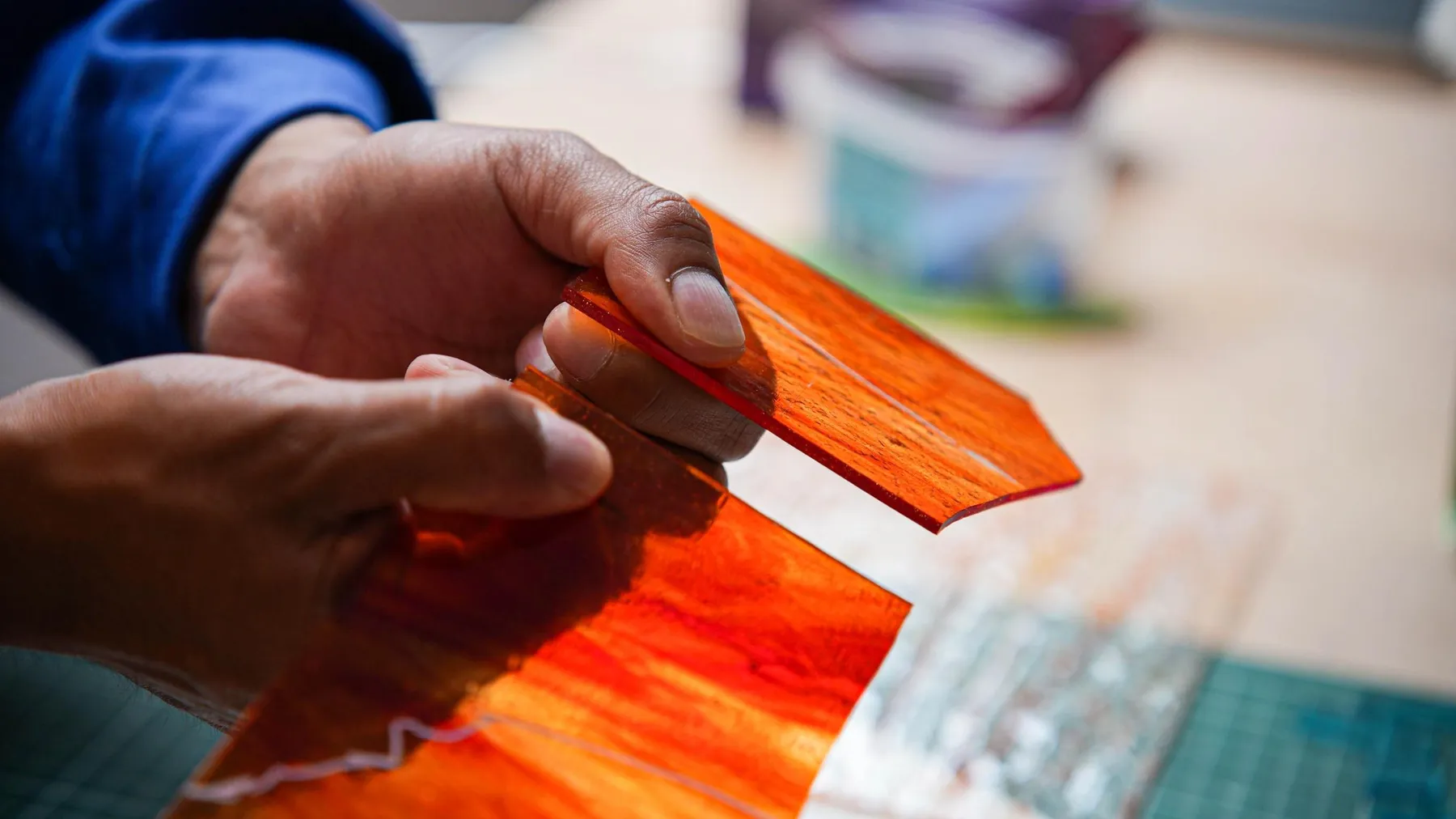 Réalisez votre luminaire en vitrail Tiffany sur une journée avec Diane, à Lille - Image n°2 - Wecandoo