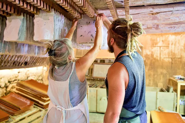 Découvrez la fabrication de papier artisanal avec Etienne - Image n°2 - Wecandoo