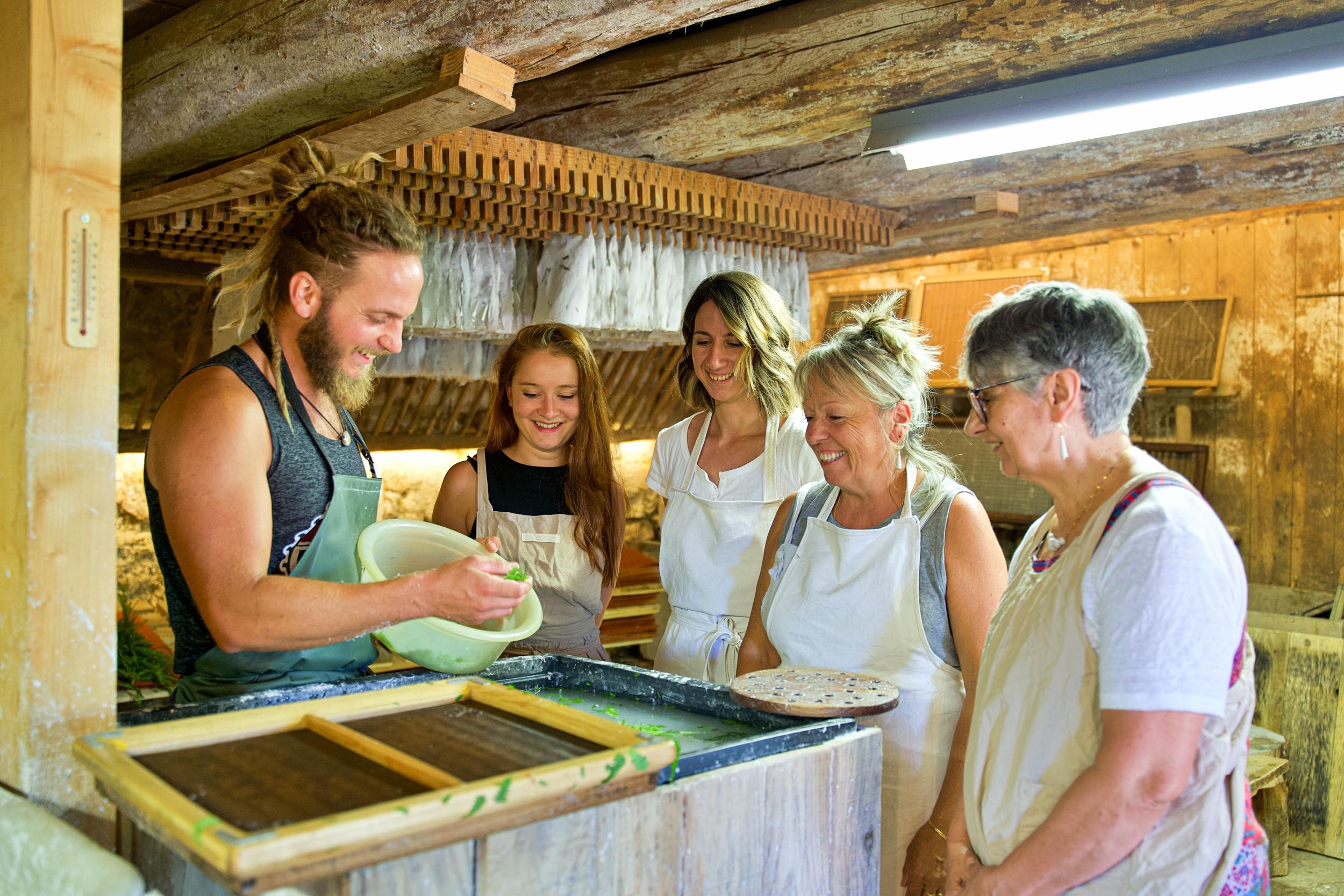 Découvrez la fabrication de papier artisanal avec Etienne - Image n°8 - Wecandoo