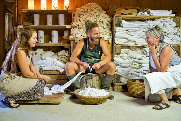 Découvrez la fabrication de papier artisanal avec Etienne - Image n°1 - Wecandoo