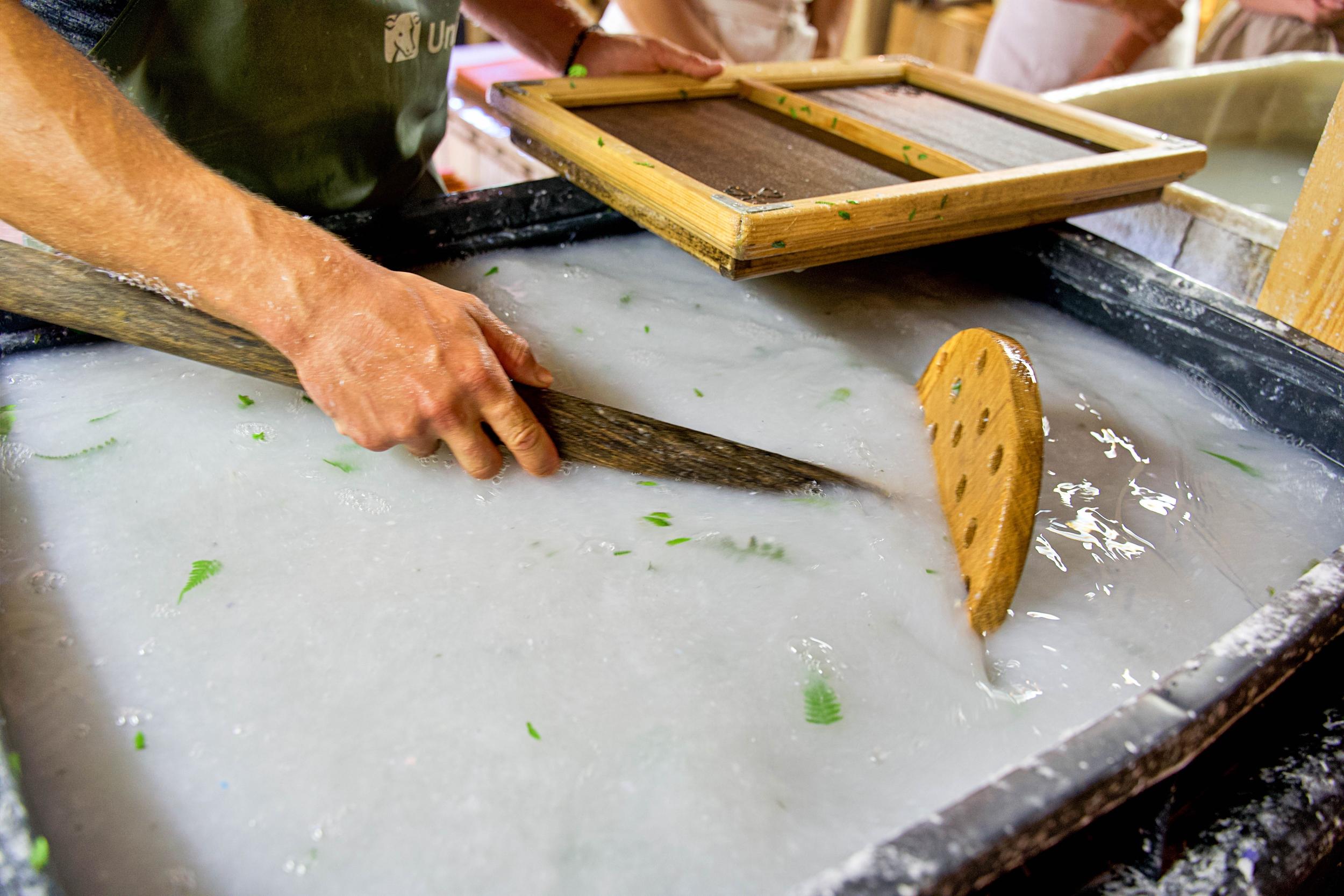Découvrez la fabrication de papier artisanal avec Etienne - Image n°10 - Wecandoo