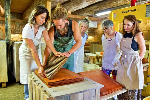 Découvrez la fabrication de papier artisanal à Clermont-Ferrand