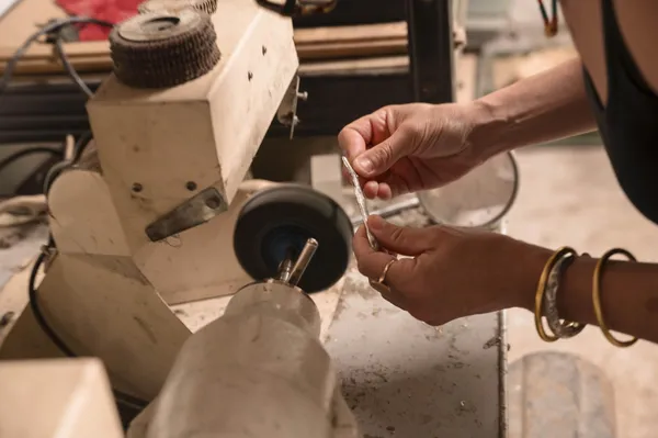 Réalisez votre bijou en étain ou en laiton avec Erwan - Image n°2 - Wecandoo