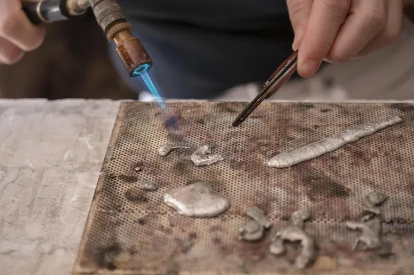 Réalisez votre bijou en étain ou en laiton avec Erwan - Image n°4 - Wecandoo