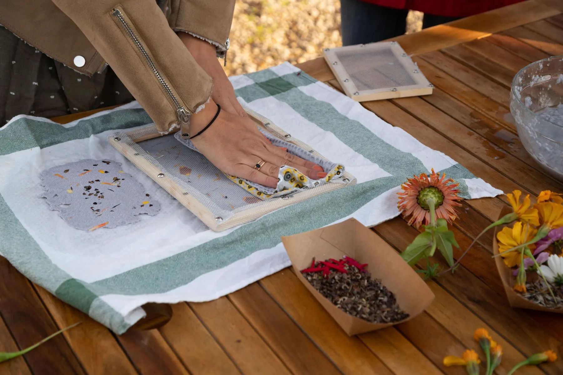 Captivez votre équipe et réalisez votre papier ensemencé dans une ferme urbaine avec Margaux - Image n°2 - Wecandoo