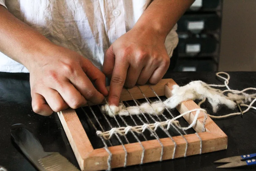 Initiez-vous au tissage de fibres naturelles en duo avec votre enfant, accompagnés par Camille - Image n°1 - Wecandoo