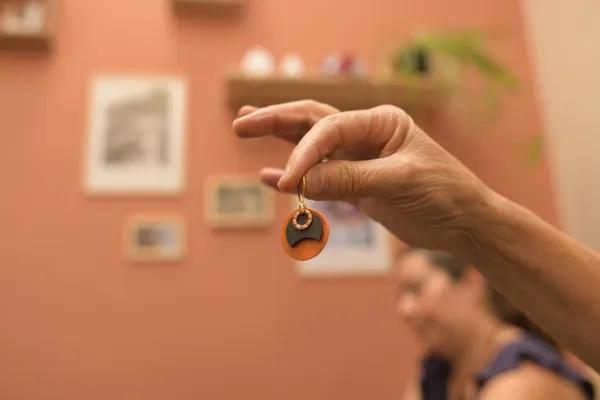 Réalisez votre paire de boucles d'oreilles upcyclées avec Anaïs - Image n°5 - Wecandoo