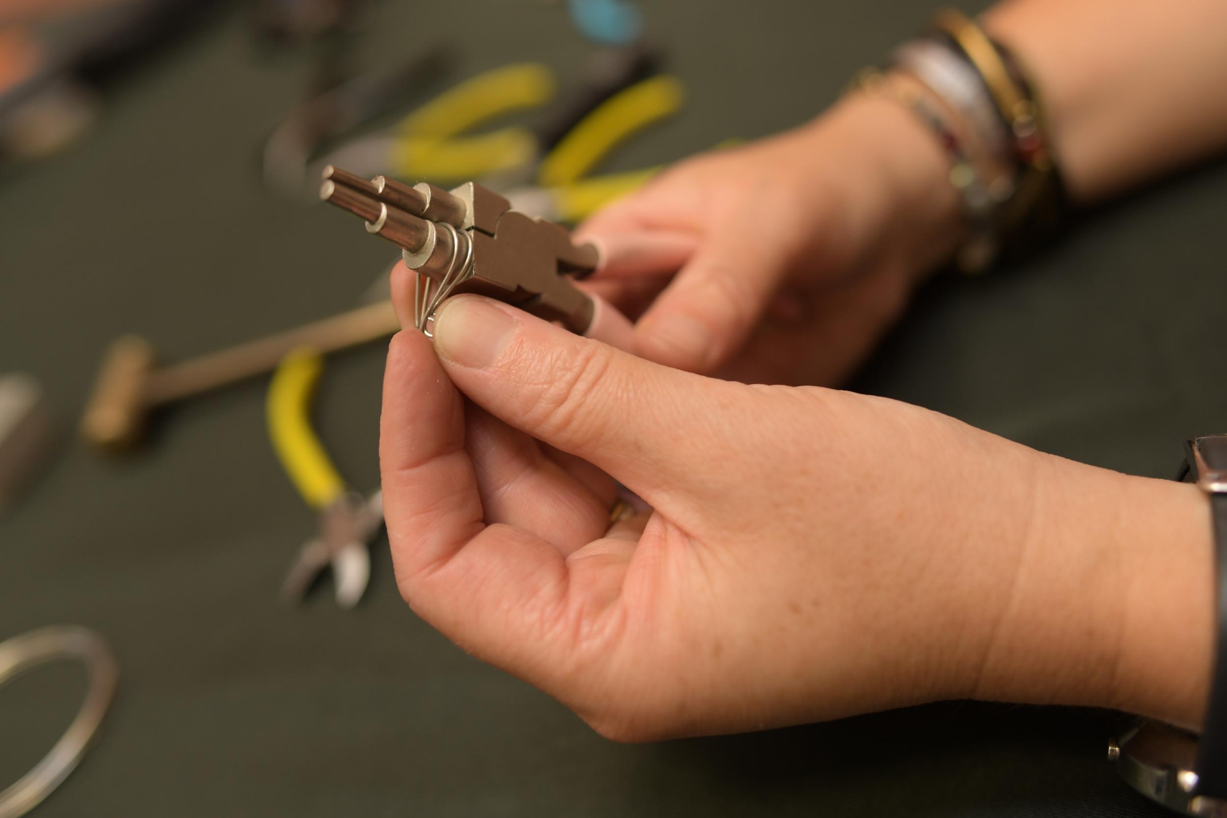 Réalisez votre paire de boucles d'oreilles upcyclées avec Anaïs - Image n°7 - Wecandoo