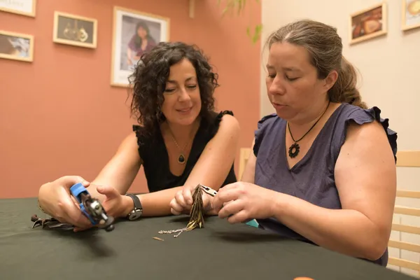 Réalisez votre paire de boucles d'oreilles upcyclées avec Anaïs - Image n°4 - Wecandoo