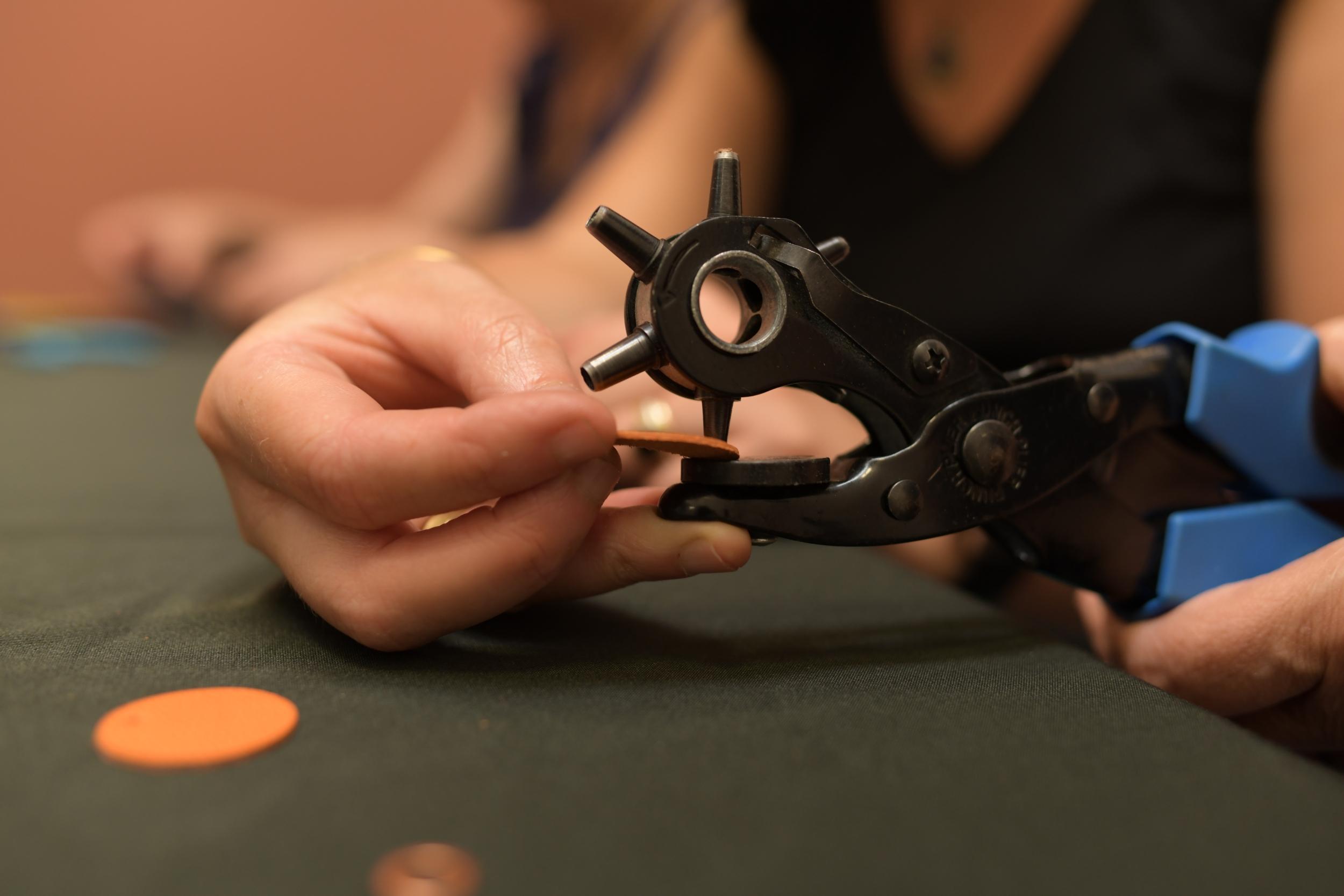 Réalisez votre paire de boucles d'oreilles upcyclées avec Anaïs - Image n°11 - Wecandoo
