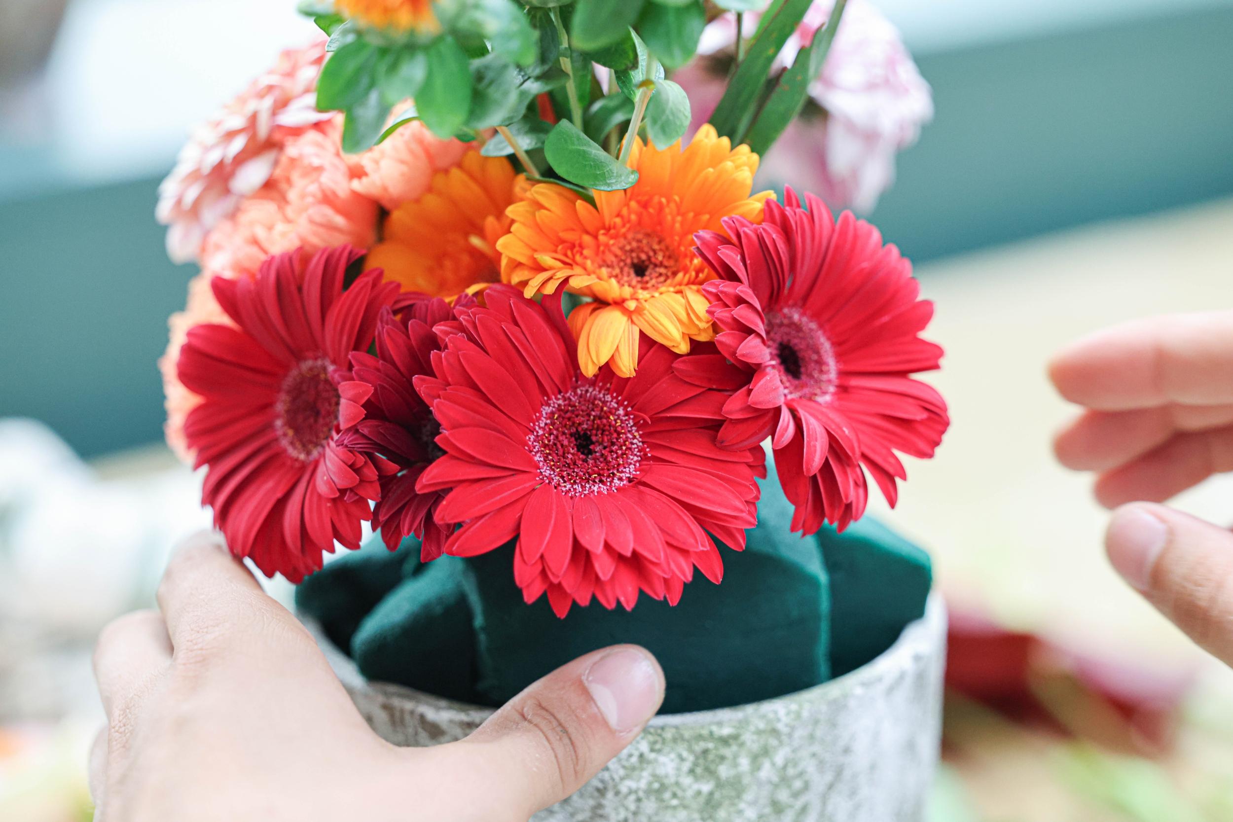 Créez un bouquet dans un vase chiné avec Nina - Image n°6 - Wecandoo