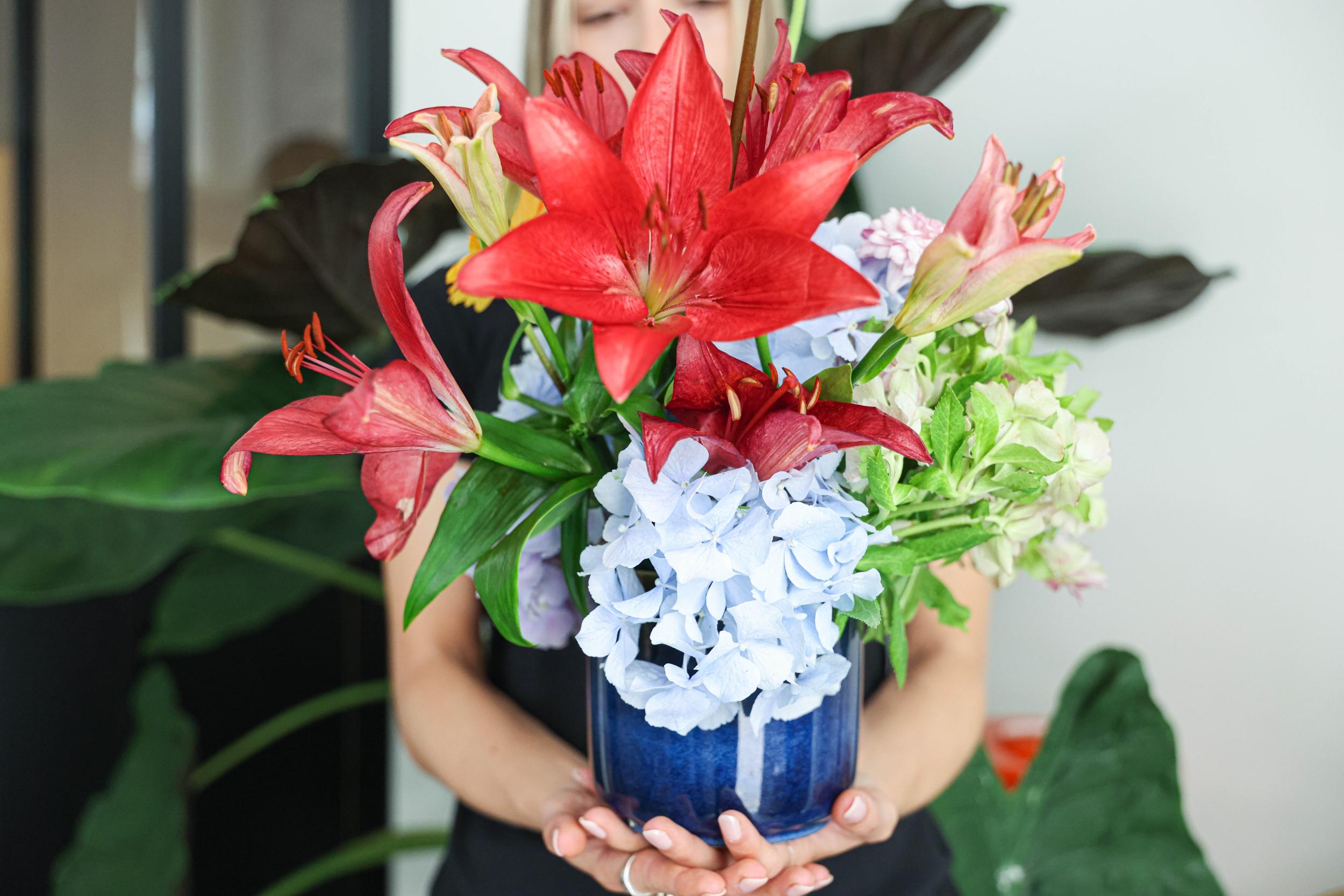 Créez un bouquet dans un vase chiné avec Nina - Image n°9 - Wecandoo