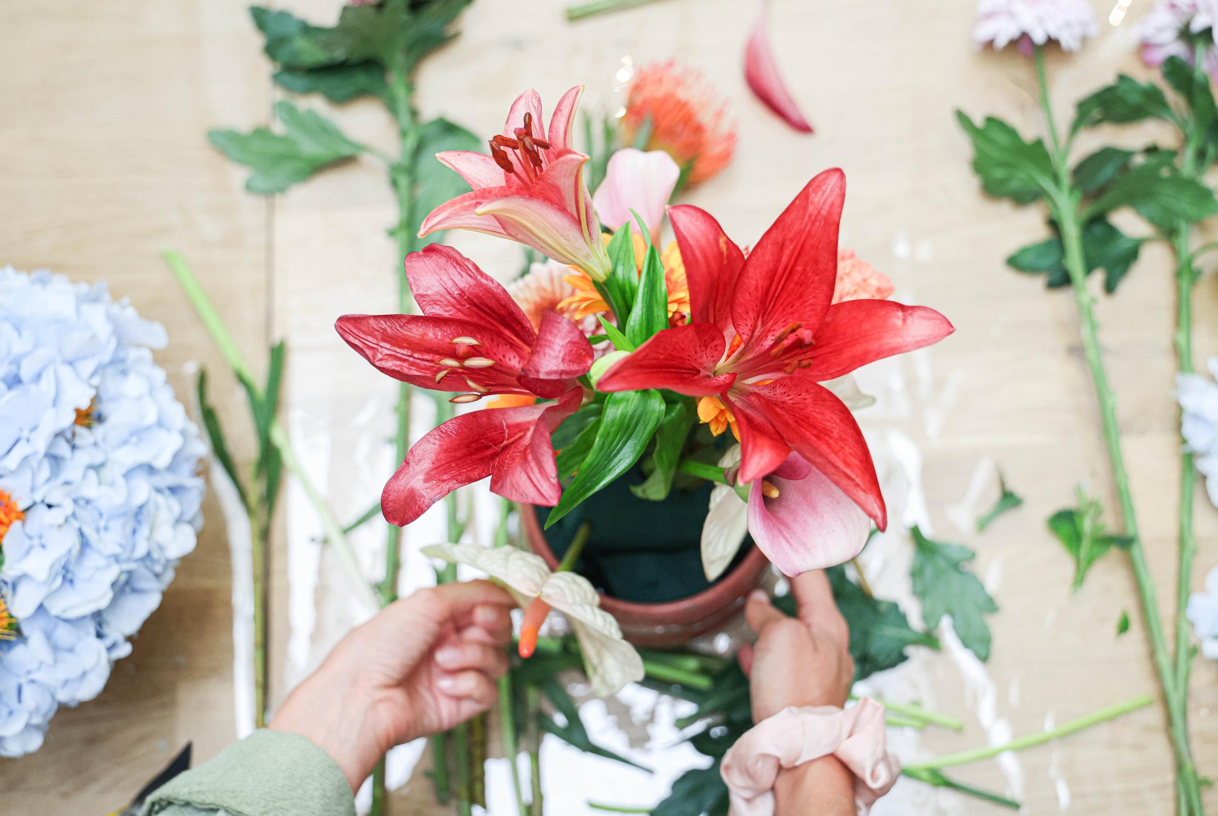 Créez un bouquet dans un vase chiné avec Nina - Image n°11 - Wecandoo