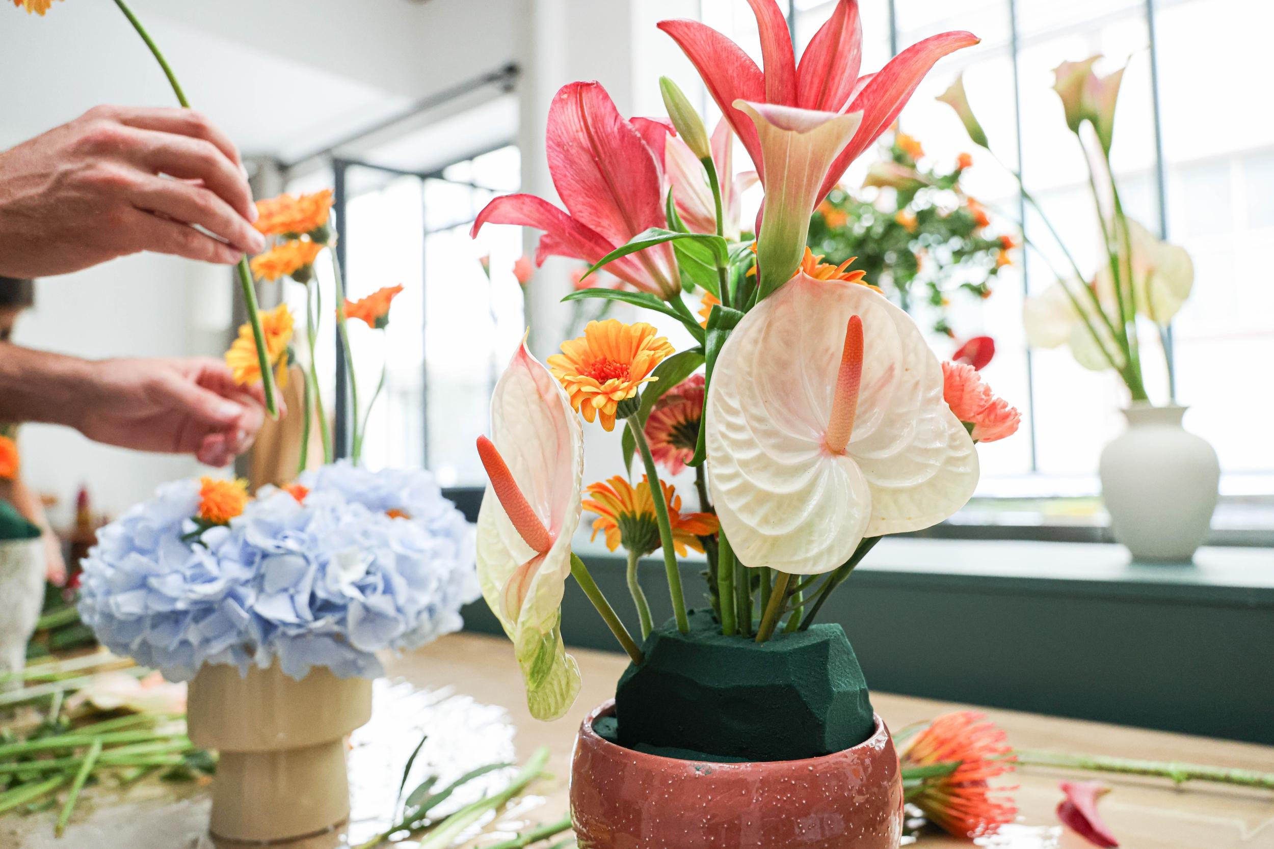 Créez un bouquet dans un vase chiné avec Nina - Image n°3 - Wecandoo