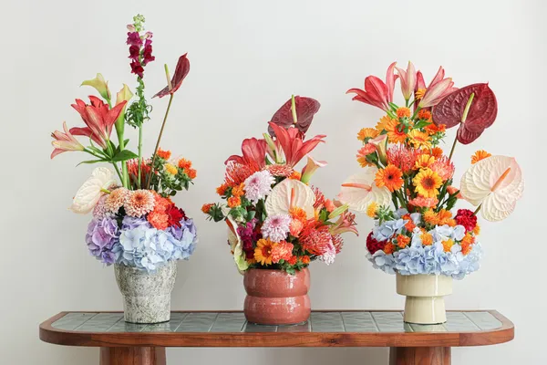 Créez un bouquet dans un vase chiné