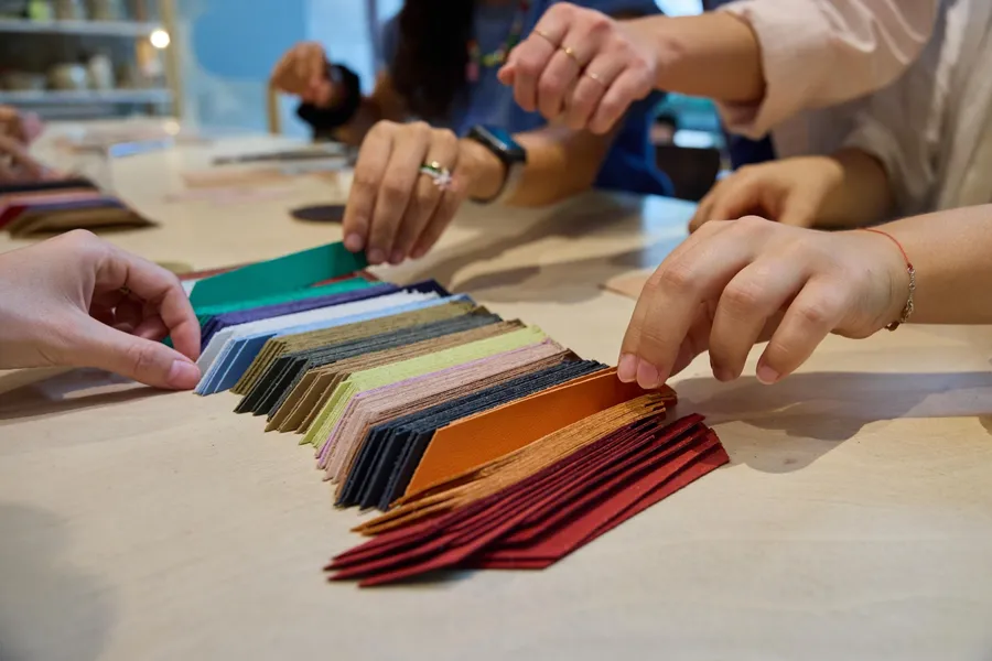 Découvrez la marqueterie de cuir autour d'un apéro avec Aurélie - Image n°1 - Wecandoo