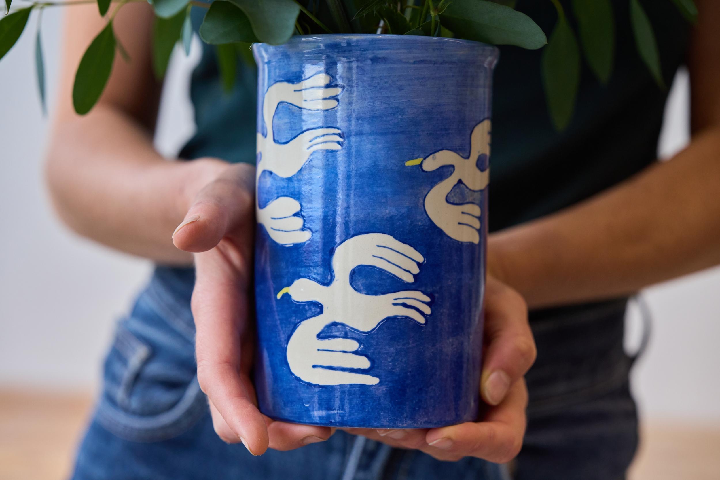 Décorez votre vase en céramique avec Amandine - Image n°1 - Wecandoo