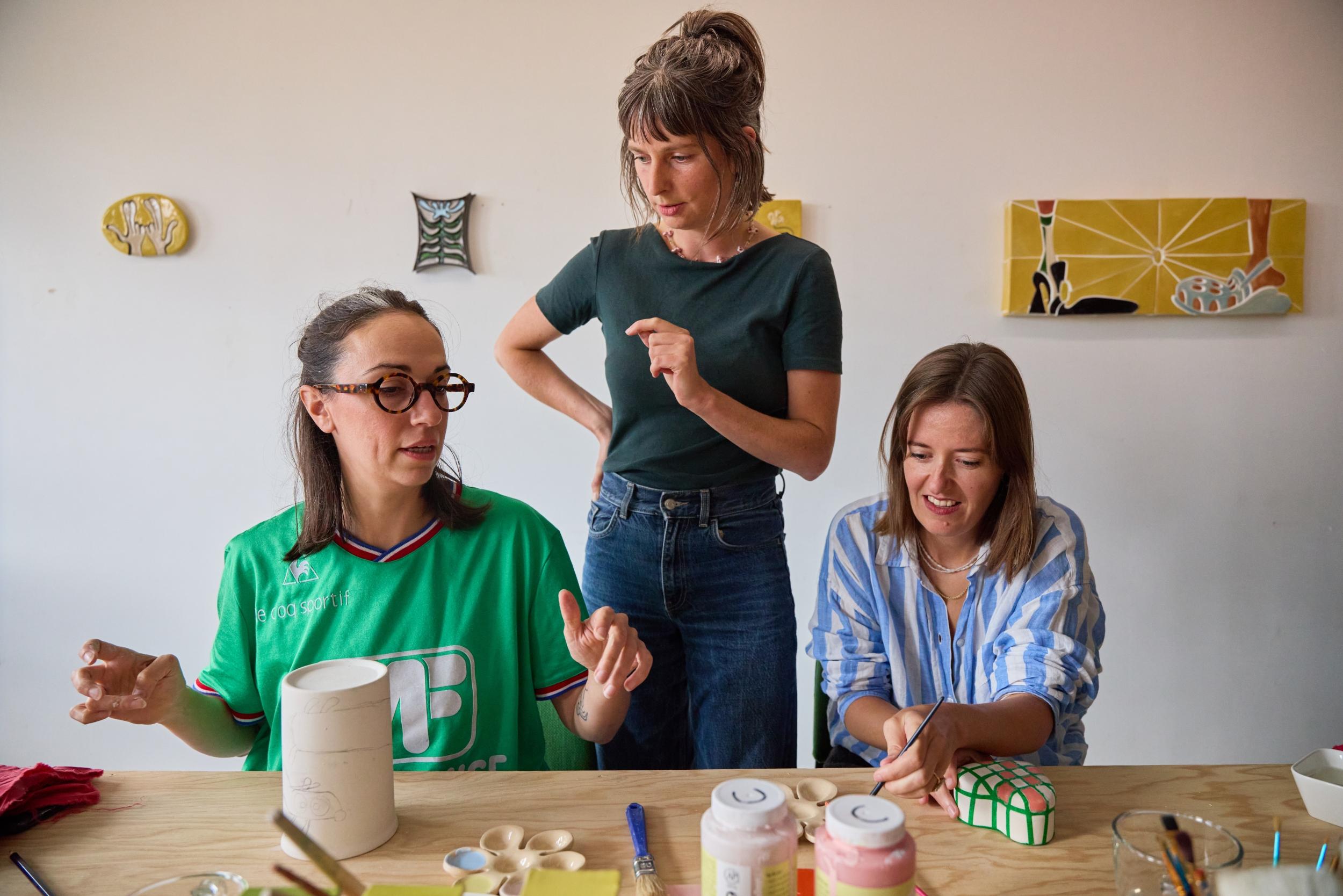 Décorez votre vase en céramique avec Amandine - Image n°8 - Wecandoo