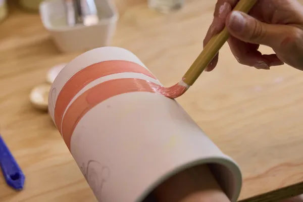 Décorez votre vase en céramique avec Amandine - Image n°4 - Wecandoo