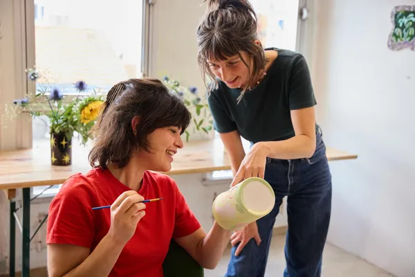 Décorez votre vase en céramique avec Amandine - Image n°3 - Wecandoo