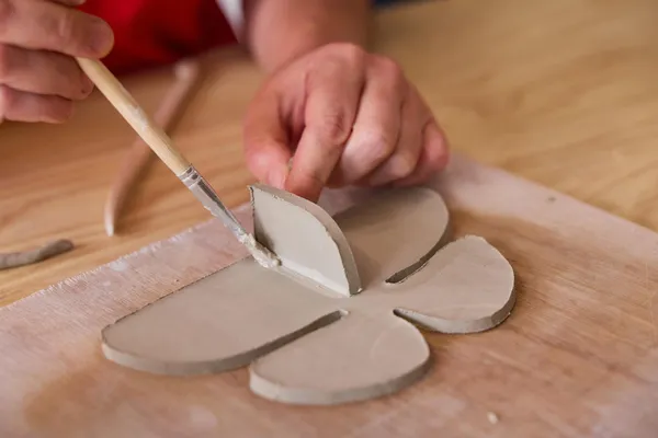 Modelez et décorez votre bougeoir papillon avec Amandine - Image n°4 - Wecandoo